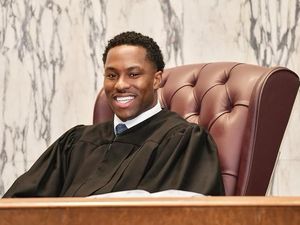 Kisah Pria yang 3 Kali Masuk Penjara Tapi Kini Sukses Jadi Hakim Termuda Kisah Pria yang 3 Kali Masuk Penjara Tapi Kini Sukses Jadi Hakim Termuda