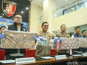 Penampakan Barbuk Uang Rp 32 M Dikasus Penipuan Manipulasi Data Email Penampakan Barbuk Uang Rp 32 M Dikasus Penipuan Manipulasi Data Email