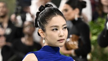 Jennie BLACKPINK Stunning dengan Mini Dress Biru di Met Gala 2024