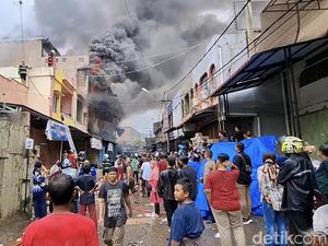 Kebakaran Hebat Landa Pasar Raya Padang, Puluhan Toko Ludes-1 Orang Terluka