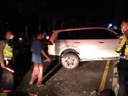 Viral Laka Mobil Tabrak Pohon di Ring Road Barat, Ini Kata Polisi