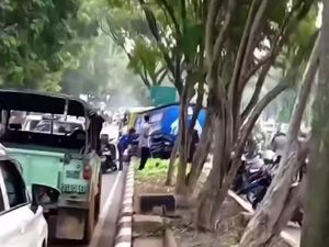 Senggolan dengan Truk Tangki di Bogor, Pemotor Jatuh-Luka
