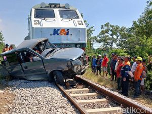 Kijang Hancur Tertabrak KA Pandalungan di Pasuruan, 3 Penumpang Tewas