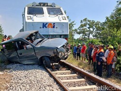 Kijang Hancur Tertabrak KA Pandalungan di Pasuruan, 3 Penumpang Tewas