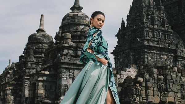 Foto: Keindahan Batik Iwan Tirta di Koleksi Busana Deden Siswanto