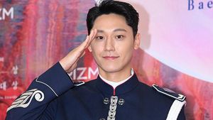 7 Foto Lee Do Hyun Pakai Seragam Militer, Menang Baeksang Awards 2024