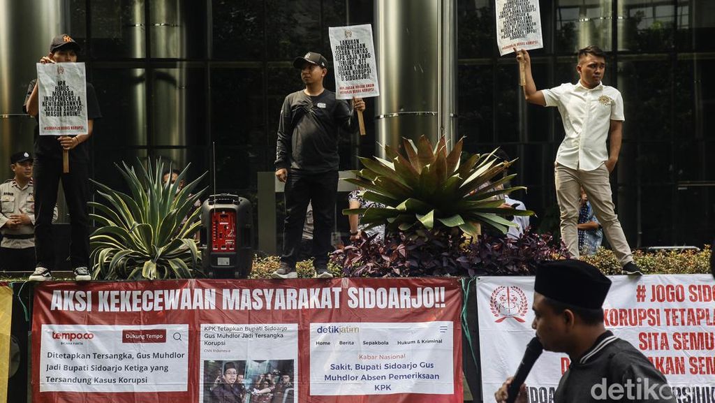 Massa Demo KPK, Desak Bupati Sidoarjo Ditahan Massa Demo KPK, Desak Bupati Sidoarjo Ditahan