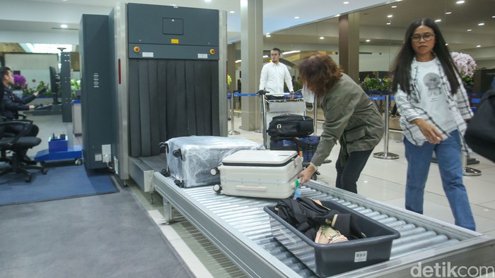 Petugas Bea Cukai melakukan investigasi kepada penumpang beserta barang bawaan setibanya dari mancanegara di Terminal 3 Bandara Soekarno Hatta, Tangerang, Banten, Senin (6/5/2024).