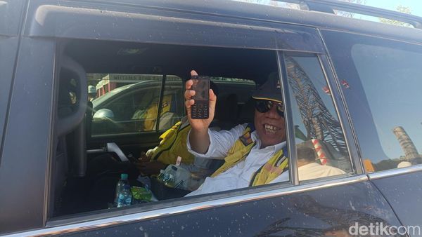Menteri Jokowi Ini Betah Pakai HP Jadul, Nih Wujudnya