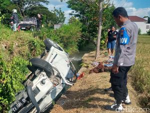 Adu Banteng dengan Mobil Boks, Rush Nyemplung Selokan 3 Meter di Klaten Adu Banteng dengan Mobil Boks, Rush Nyemplung Selokan 3 Meter di Klaten