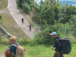 Nakes Jalan Kaki demi Layani Korban Longsor Terisolasi di Latimojong Luwu