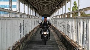 Nekat, Pengendara Motor Melintas di JPO Yos Sudarso