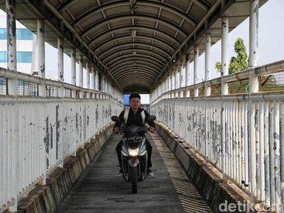 Nekat, Pengendara Motor Melintas di JPO Yos Sudarso