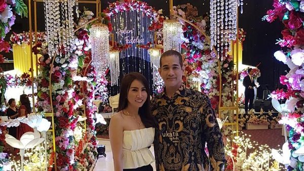 Dunia Serasa Milik Berdua! 9 Pose Mesra Okan Kornelius Bareng Pacar Baru