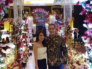 Dunia Serasa Milik Berdua! 9 Pose Mesra Okan Kornelius Bareng Pacar Baru