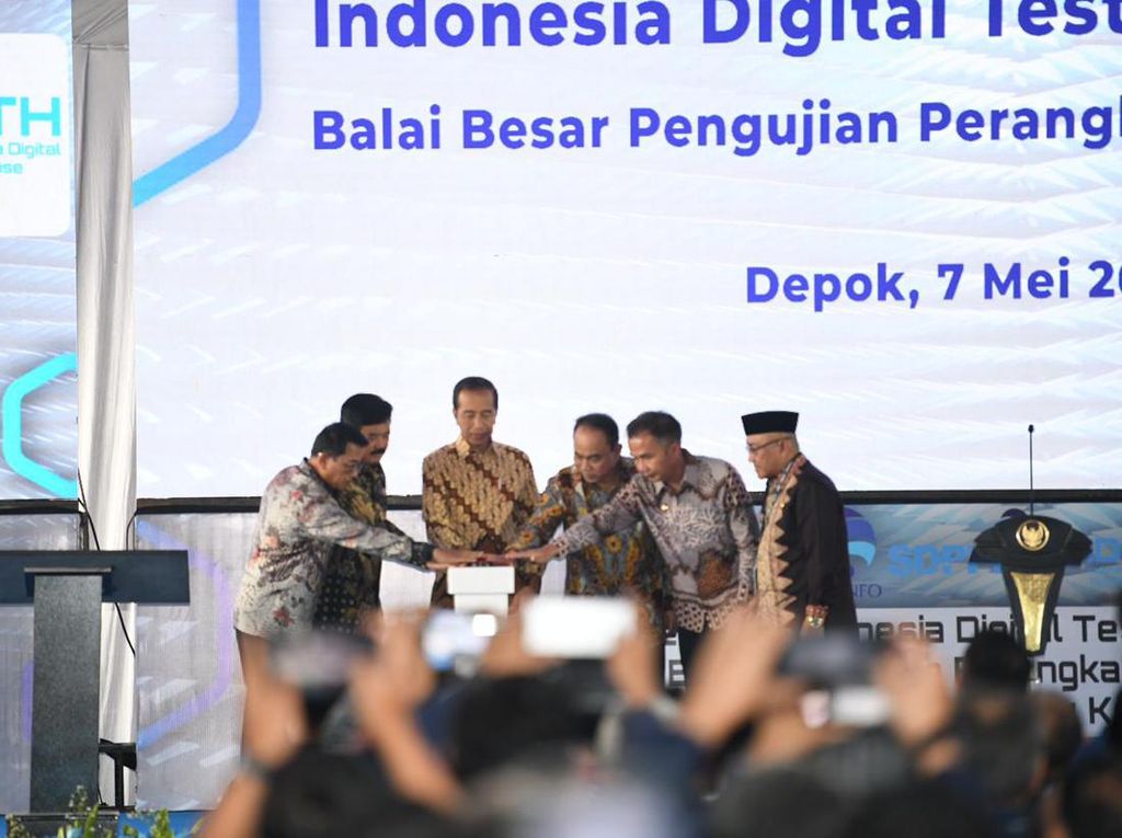 Pj Gubernur Jabar Dampingi Jokowi Resmikan Indonesia Digital Test House