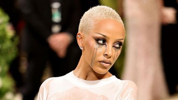 7 Gaya Doja Cat di Met Gala 2024, Pakai Baju Basah Seperti Habis Disiram