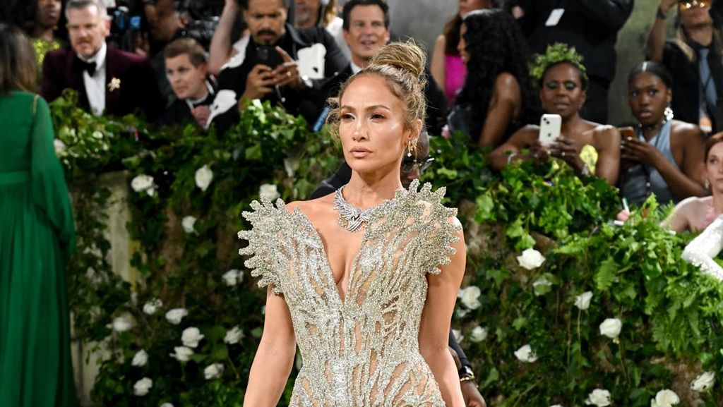 Sexy & Glamour, 8 Gaya Jennifer Lopez Pakai Berlian 100 Karat di Met Gala 2024 Sexy & Glamour, 8 Gaya Jennifer Lopez Pakai Berlian 100 Karat di Met Gala 2024