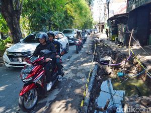 Bikin Macet, Proyek Gorong-gorong Jalan Nginden Semolo Dikeluhkan Warga