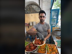 Penjual Nasi Kandar Legendaris Ini Viral Karena Tampan dan Atletis