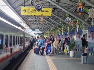 59.324 Orang Bepergian Naik Kereta di Daop 8 Surabaya saat Long Weekend 59.324 Orang Bepergian Naik Kereta di Daop 8 Surabaya saat Long Weekend