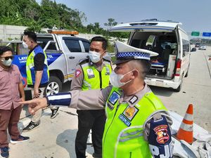 Kecelakaan Mobil Terjadi di Tol Cijago, Ada Korban Tergeletak Kecelakaan Mobil Terjadi di Tol Cijago, Ada Korban Tergeletak