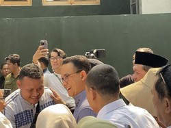 Warga Serbu Rumah Anies yang Merayakan Ulang Tahun ke-55