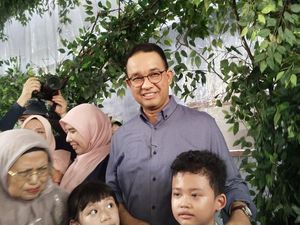 Ramai Warga Padati Rumah Anies di Jaksel Ucapkan Selamat Ulang Tahun Ramai Warga Padati Rumah Anies di Jaksel Ucapkan Selamat Ulang Tahun