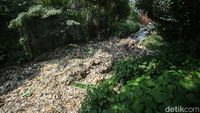 Sampah Menumpuk di Kali Baru Cipayung Depok