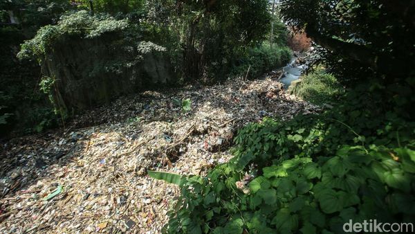 Sampah Menumpuk di Kali Baru Cipayung Depok