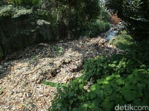 Sampah Menumpuk di Kali Baru Cipayung Depok