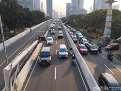 Bandel! Sejumlah Pemotor Lewat JLNT Casablanca Meski Ada Rambu Larangan