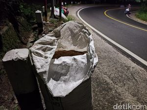 Polisi-Relawan Open Donasi Karung Wadah Serbuk Kayu di Jalur Tengkorak Patuk Polisi-Relawan Open Donasi Karung Wadah Serbuk Kayu di Jalur Tengkorak Patuk
