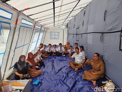 Jembatan Putus Akibat Banjir, 40 Siswa di Sidrap Belajar di Tenda Darurat