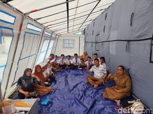 Jembatan Putus Akibat Banjir, 40 Siswa di Sidrap Belajar di Tenda Darurat Jembatan Putus Akibat Banjir, 40 Siswa di Sidrap Belajar di Tenda Darurat