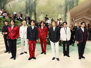 Visual Stray Kids Jadi Grup K-Pop Pertama Hadiri Met Gala Visual Stray Kids Jadi Grup K-Pop Pertama Hadiri Met Gala