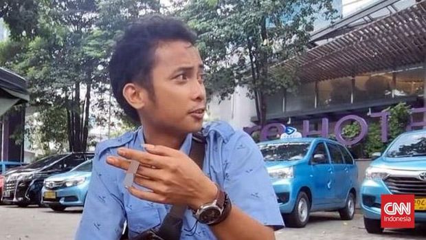 Paul (25), seorang pengendara taksi asal Jakarta Timur, menyatakan dukungannya terhadap usulan DPRD. Paul menjelaskan bahwa ia setuju dengan usulan ini untuk menekan resiko kecelakaan dan kerusakan lingkungan dari mobil tua.