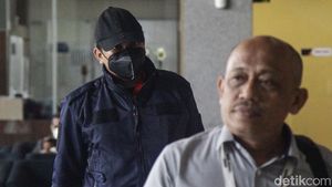 Tampil Serba Hitam, Bupati Sidoarjo Gus Mudhlor Tiba di KPK