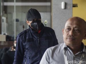 Tampil Serba Hitam, Bupati Sidoarjo Gus Mudhlor Tiba di KPK