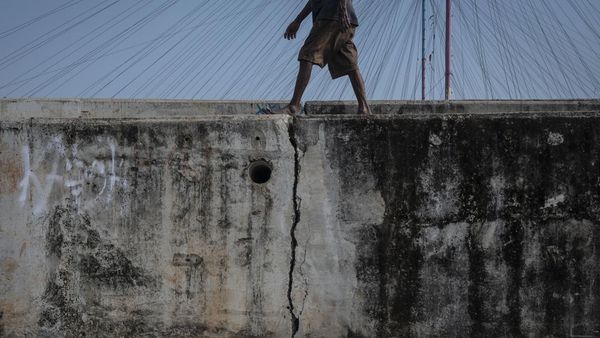 Tanggul Pengaman Pantai Jakarta Retak, Ini Potretnya