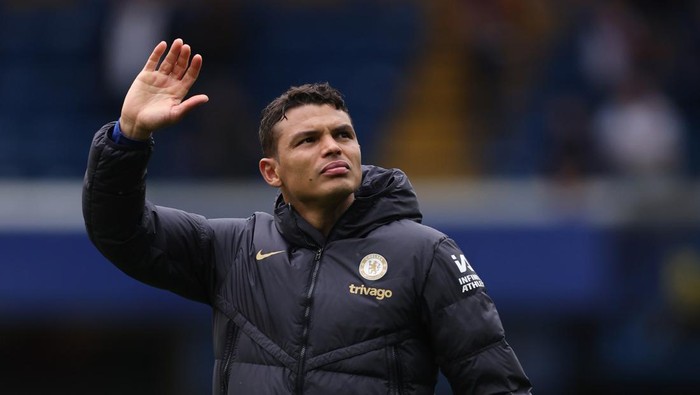 LONDON, ENGLAND - MAY 05: Thiago Silva of Chelsea waves to the fans after the Premier League match between Chelsea FC and West Ham United at Stamford Bridge on May 05, 2024 in London, England. (Photo by Catherine Ivill - AMA/Getty Images)