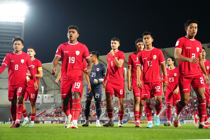DOHA, QATAR - MAY 02: Indonesia team players start line up during the AFC U23 Asian Cup Third Place Playoff match between Iraq and Indonesia at Abdullah bin Khalifa Stadium on May 02, 2024 in Doha, Qatar.  (Photo by Koji Watanabe/Getty Images)