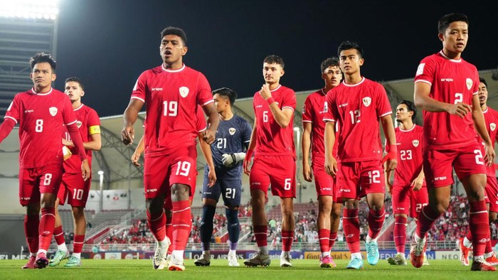 DOHA, QATAR - MAY 02: Indonesia team players start line up during the AFC U23 Asian Cup Third Place Playoff match between Iraq and Indonesia at Abdullah bin Khalifa Stadium on May 02, 2024 in Doha, Qatar.  (Photo by Koji Watanabe/Getty Images)