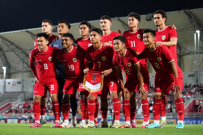 DOHA, QATAR - MAY 02: Indonesia team players start line up during the AFC U23 Asian Cup Third Place Playoff match between Iraq and Indonesia at Abdullah bin Khalifa Stadium on May 02, 2024 in Doha, Qatar.  (Photo by Koji Watanabe/Getty Images)