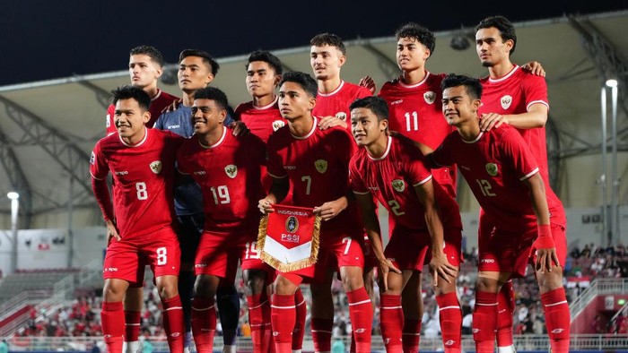 DOHA, QATAR - MAY 02: Indonesia team players start line up during the AFC U23 Asian Cup Third Place Playoff match between Iraq and Indonesia at Abdullah bin Khalifa Stadium on May 02, 2024 in Doha, Qatar.  (Photo by Koji Watanabe/Getty Images)
