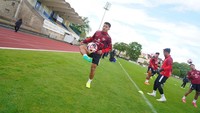 Bek Rio Fahmi berlatih mengolah bola di lapangan Stade Leo Lagrange. Foto: Dok. PSSI