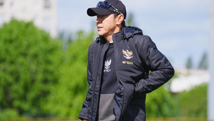 Timnas Indonesia U-23, Shin Tae-yong Timnas Indonesia U-23 menjalani latihan di Stade Leo Lagrange, Paris, Prancis, menjelang adu melawan Guinea. Tampak Pelatih Timnas Indonesia U-23 Shin Tae-yong.