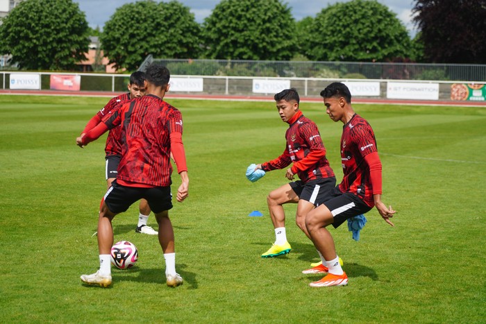 Timnas Indonesia U-23 Timnas Indonesia U-23 menjalani latihan di Stade Leo Lagrange, Paris, Prancis, menjelang laga melawan Guinea.