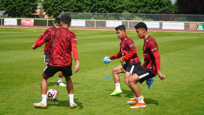 Timnas Indonesia U-23 menjalani latihan di Stade Leo Lagrange, Paris, Prancis, menjelang laga melawan Guinea.