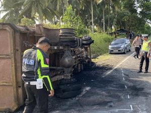 Truk Bawa 5 Jeriken Pertalite di Bangka Tengah Terguling Lalu Terbakar
